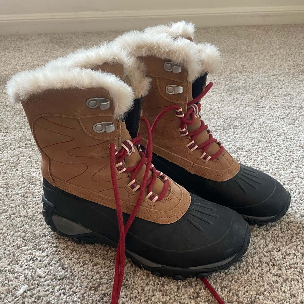 Merrells women’s Yokota waterproof winter boot size 6